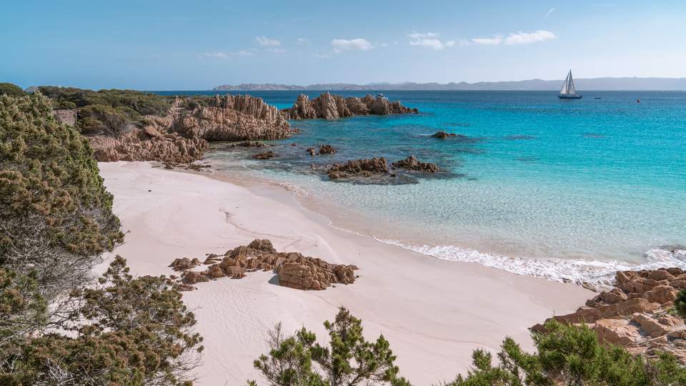 Cala di Roto, caletta secondaria (Spiaggia Rosa, Budelli).jpeg